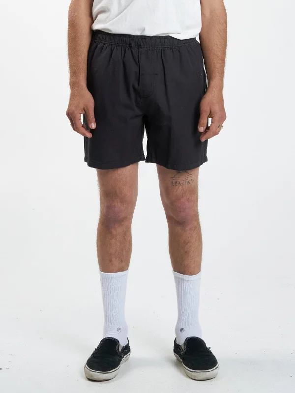 Minimal Thrills Work Volley - Black